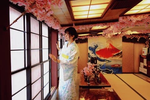 Tokyo Cherry Blossom Cruise: Sukiyaki/Tea ceremony&Shamisen