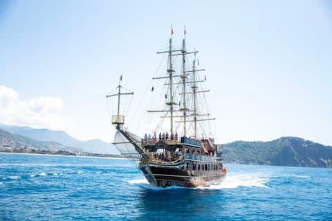 Excursión en Barco Pirata Todo Incluido en Alanya