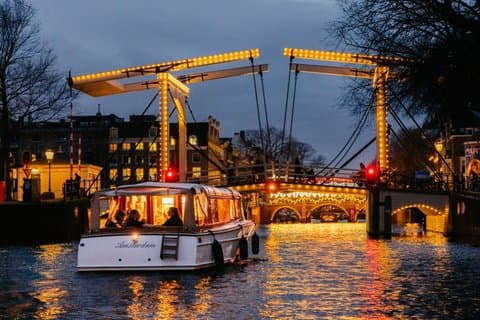 Esplora i canali di Amsterdam a bordo di un'accogliente crociera per piccoli gruppi