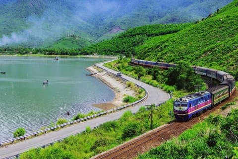 ハイヴァン峠経由のダナン沿岸の旅と観光列車往復