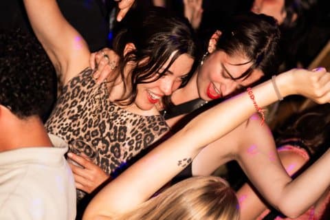 Faro Pub Crawl Night of Drinks Jogos VIP Entradas do Clube