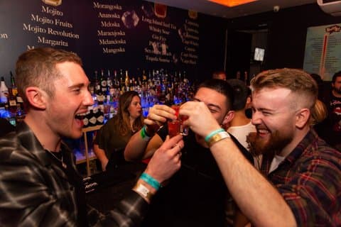 Cascais Crawl Night with 6 Drinks Fun Games and VIP Club Entry