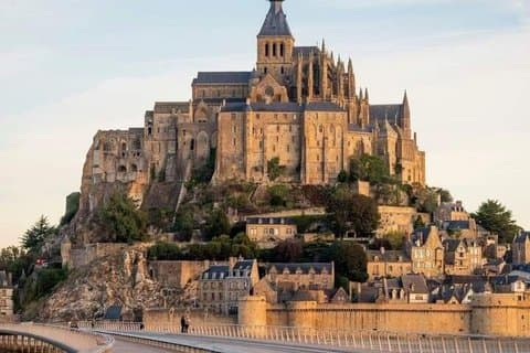 Tour privato di Mont Saint-Michel da Parigi con ingresso incluso.