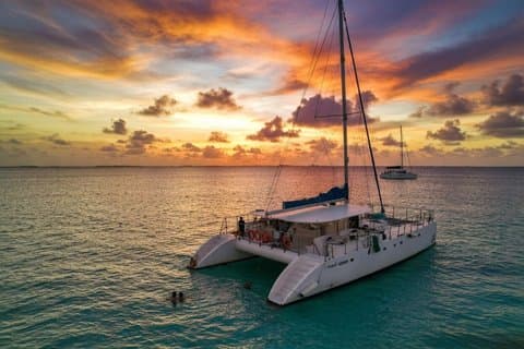 Croisière au coucher du soleil en catamaran vers Isla Mujeres au départ de Cancún