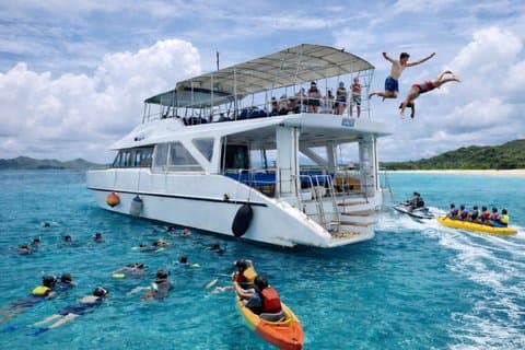 Naha：Kerama Catamaran Day Cruise Buffet & Water Fun Tour Activity