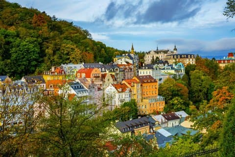 Escursione di un giorno da Praga a Karlovy Vary e al castello di Loket.