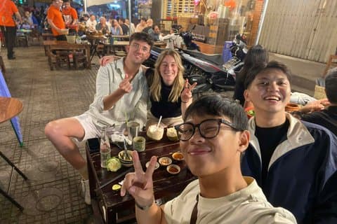 Tatse Saigon Cuisine de rue locale avec des frères