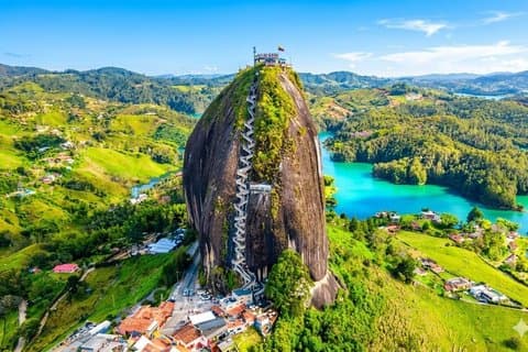 Medellín : Visite guidée d'une journée à Guatapé et expérience en bateau