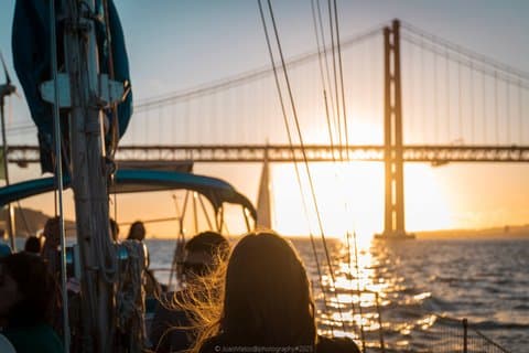 Excursion de 2 heures en voilier au coucher du soleil sur RiverMountain à Lisbonne