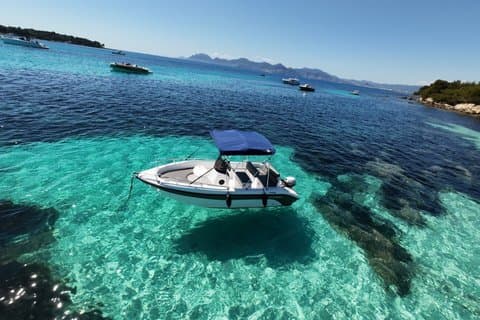 Gita in barca senza patente nella riserva dell'Esterel