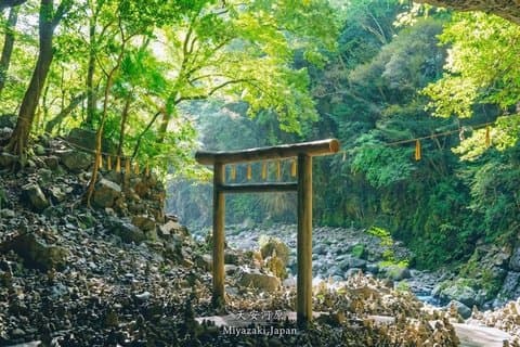 Tagesausflug mit der Takachiho-Bahn, der Takachiho-Schlucht und dem Ama-no-Iwato-Schrein