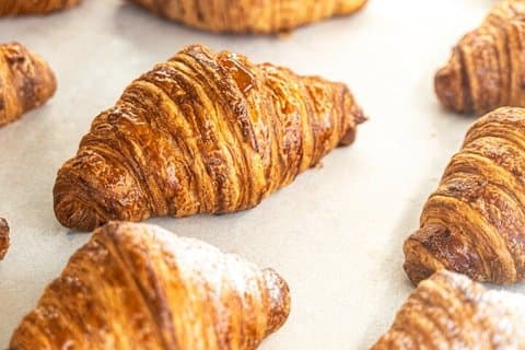 Italienisches Bruncherlebnis mit Kaffeepfannkuchen und Eiern