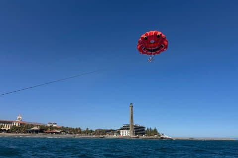 Parasailing over Maspalomas-klitterne