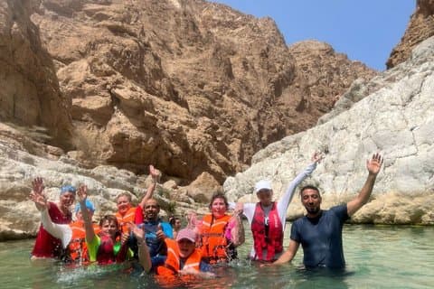 Excursão compartilhada a Wadi Shab & Bimmah Sinkhole & Fins Beach