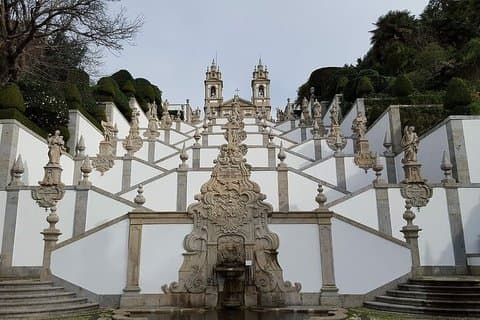 Von Porto Ganztagestour nach Braga und Guimaraes mit Mittagessen