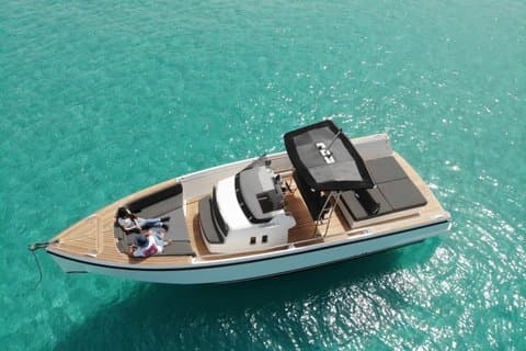 Feel the Ibiza boat experience with this amazing boat!