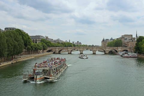 Paris 1 timmes sightseeing Seine kryssning med Franska Macaron Box