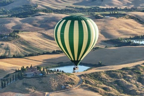 Luftballong över kullarna i Pienza, Montalcino och Val D'Orcia