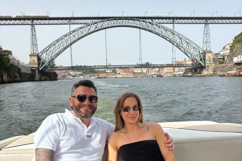 Porto:Douro River Boat Tour with Port Wine and Snacks (1–6people)