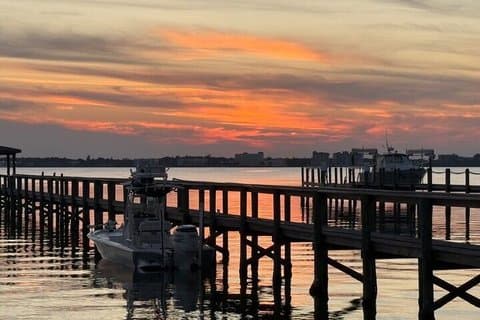 Sebastian Inlet Sunset Cruise mit Restaurants am Wasser