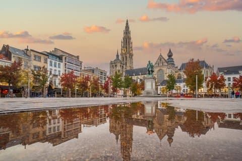 Private Walking Shore Tour: Legends & History of Antwerpen