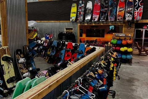 Aqua Park Abenteuer und Wakeboarding in der Stoke Factory