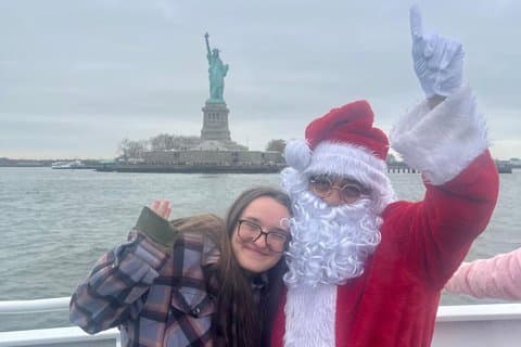 Crociera di vacanza della Statua della Libertà di New York con Babbo Natale