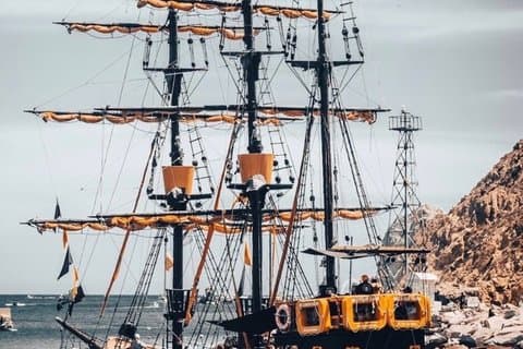 L'unica crociera con cena al tramonto a Cabo con spettacolo di pirati dal vivo