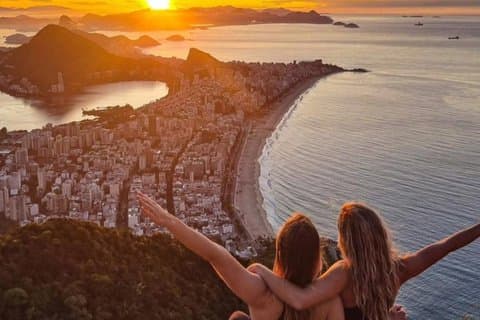 Trilha ao Nascer do Sol no Morro Dois Irmãos com Guia Local