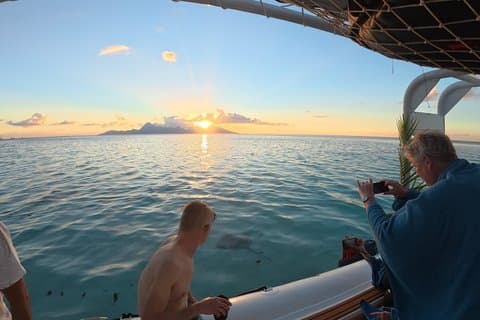 Croisière apéritive au coucher du soleil dans le lagon de Tahiti