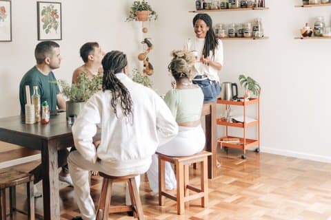 Rituel à base de plantes dans un studio de plantes caché de Sao Paulo