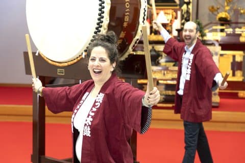 Taiko Drumming e canto buddista in un tempio di Tokyo del 700 - anno
