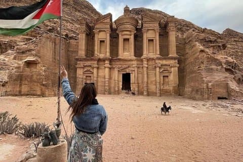 Visita guiada privada de 2 días al ron Petra Wadi y la ciudad de Amán