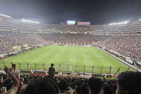 Experiencia de partido de fútbol de Lima con anfitriones locales