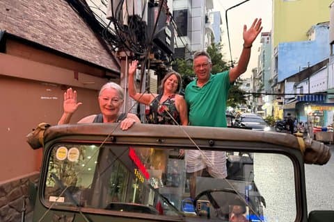 Saigon Street Food Odyssey: Vintage Jeep eller motorcykel om natten