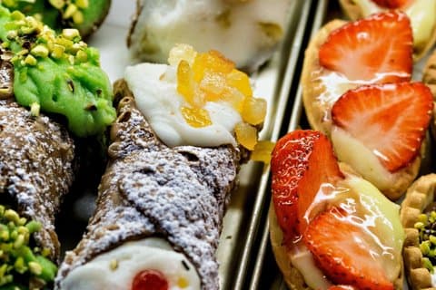Syracuse in Tuk Tuk and History and the best Cannolo in the City