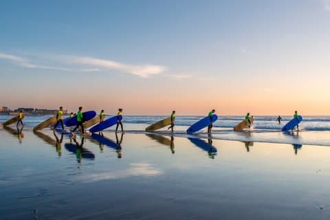Surflektion i Taghazout med en lokal instruktör