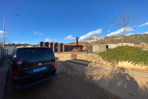 Transfer León to El Capricho Winery and return to León