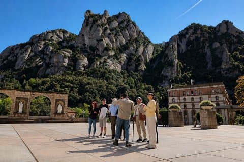 Excursión privada a la Sagrada Familia y Montserrat con recogida en el hotel