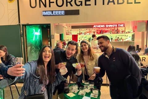 Visite nocturne d'Athènes avec cocktails Souvlaki et 3 bars uniques