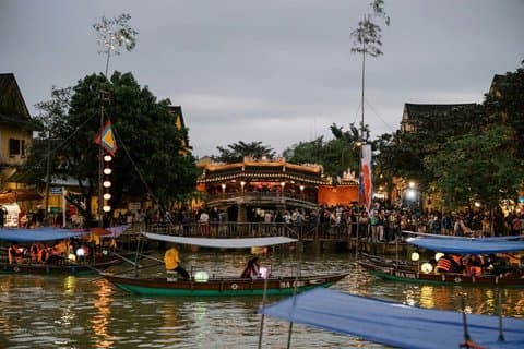 Hoi An : Paseo en barco por el río Hoai por la noche y linterna flotante