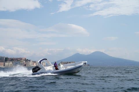 Descubre Campania desde el mar alquilando barcos.