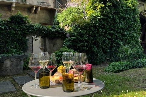 Cata de vinos secreta en un jardín escondido en Verona