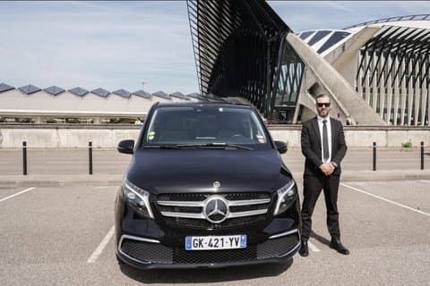 Premium Van Transfer til grupper i Lyon Lufthavn