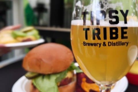 Noche de barbacoa en Tipsy Tribe Brewery & Distillery