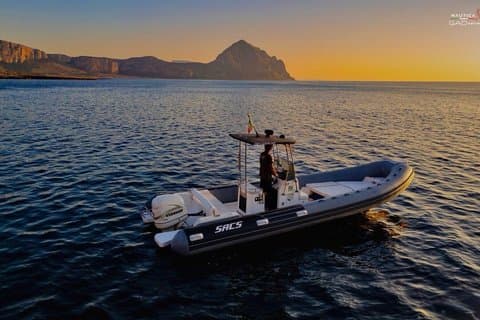 Barco inflável com capitão em San Vito lo Capo