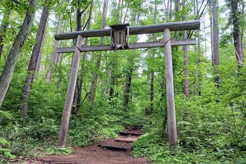 Wandern auf dem Berg Izuna in Nagano
