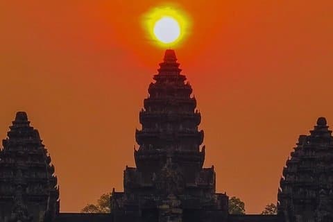 Angkor Wat Sunrise Tour with Guided Experience and Photography