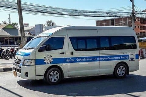 Transporte de minivan compartilhado para Chiang Mai e Mae Kampong Village
