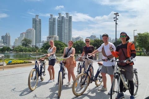 Visita de la cultura de la ciudad de Bangkok en bicicleta